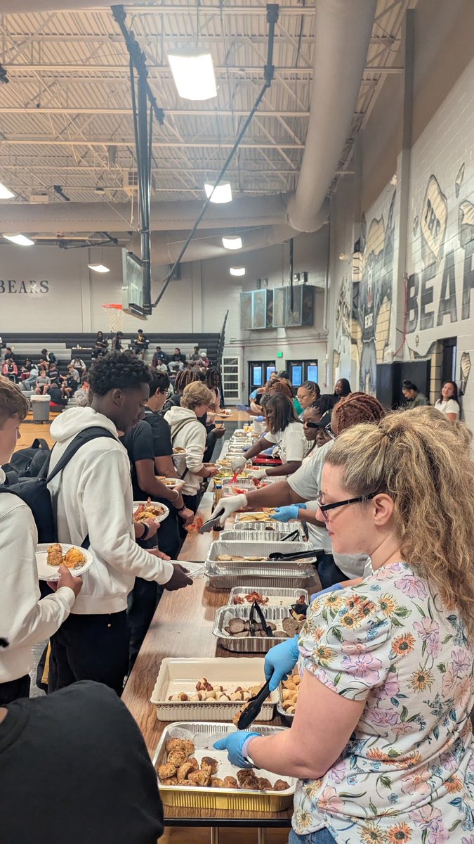 BearDownHOCO's tweet image. Wow! Unbelievable turnout for our Breakfast with Moms this morning! HOCO is a special place!! #Highway96
