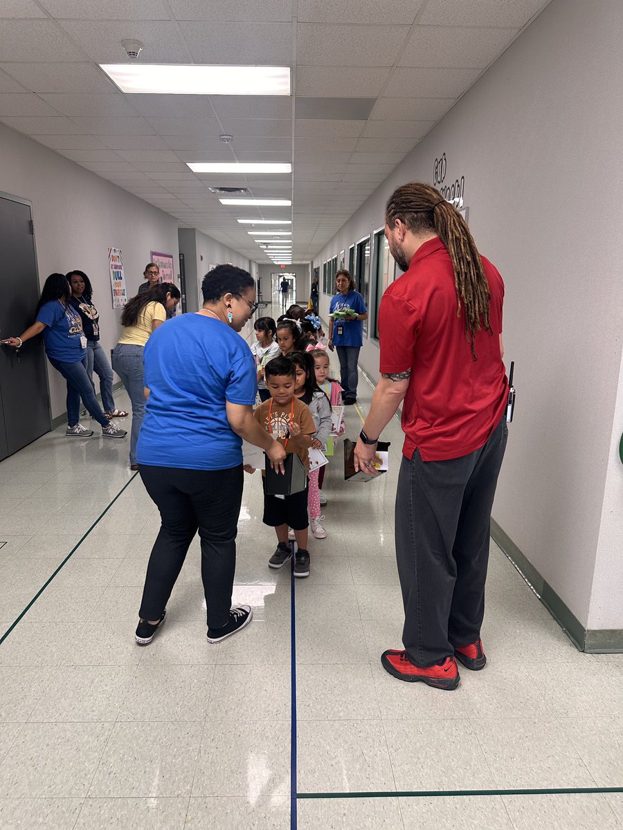 kojessie's tweet photo. #CubsoftheWeek #Shineyourlight #Cublove @Keeble_AISD @dr_xm_davis @DozierMrs prizes and certificates! https://t.co/dlaxW9hxRV