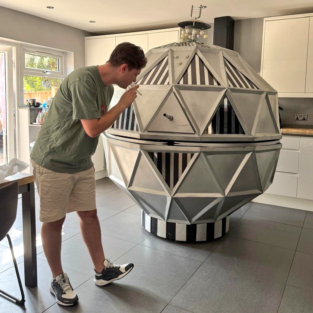 SeanEdits's tweet image. trying out verity lamberts 🚬 lighter