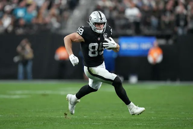The Raiders are perhaps the team that I am looking forward to watching the most next season. They have the potential to be explosive offensively. See how I think they will look offensively in 2025 below. 
#NFL 
#Raiders 

csportz.com/las-vegas-raid…