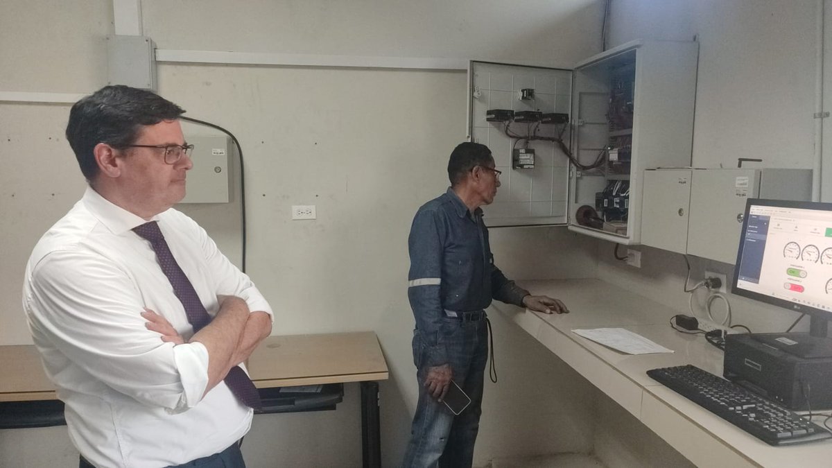 OLACDEORG's tweet photo. ⚡🤝 Visita institucional de #OLADE a la #ESPOL

Fitzgerald Cantero @FitzgeraldCP78 , Director de Estudios, Proyectos e Información de #OLADE, visitó la Escuela Superior Politécnica del Litoral – @espol , donde dictó una charla magistral sobre el "Impacto de la Transición Energética y la Movilidad Eléctrica" ante autoridades académicas, docentes y estudiantes de la Facultad de Ingeniería en Mecánica y Ciencias de la Producción.

🔋 Durante su intervención, destacó el potencial de #AméricaLatina y el #Caribe para impulsar la #electromovilidad, el crecimiento exponencial del parque vehicular eléctrico en la región y la importancia de políticas públicas, infraestructura y cooperación para avanzar hacia un #TransporteSostenible.

🌎 La visita incluyó un recorrido técnico por laboratorios especializados y una reunión de trabajo para explorar la creación de una nueva mención en movilidad sostenible dentro de la Maestría en Sistemas de Energía, fortaleciendo así la formación de talento humano en la región.

#OLADE #Electromovilidad #TransiciónEnergética #MovilidadSostenible #CooperaciónAcadémica #EnergíaSostenible #LatAm #Caribbean #ESPOL

⚡🤝 Institutional Visit of #OLADE to ESPOL

Fitzgerald Cantero, Director of Studies, Projects, and Information at #OLADE, visited the Escuela Superior Politécnica del Litoral (ESPOL), where he delivered a keynote lecture on "The Impact of the Energy Transition and Electric Mobility" to academic authorities, faculty, and students from the Faculty of Mechanical Engineering and Production Sciences.

🔋 During his presentation, he highlighted Latin America and the Caribbean’s potential to drive #Electromobility, the exponential growth of the electric vehicle fleet in the region, and the importance of public policies, infrastructure, and cooperation to advance toward #SustainableTransport.

🌎 The visit also included a technical tour of specialized laboratories and a working meeting to explore the creation of a new focus on sustainable mobility within the Master’s in Energy Systems program, further strengthening the development of human talent in the region.

#OLADE #Electromobility #EnergyTransition #SustainableMobility #AcademicCooperation #SustainableEnergy #LatAm #Caribbean #ESPOL