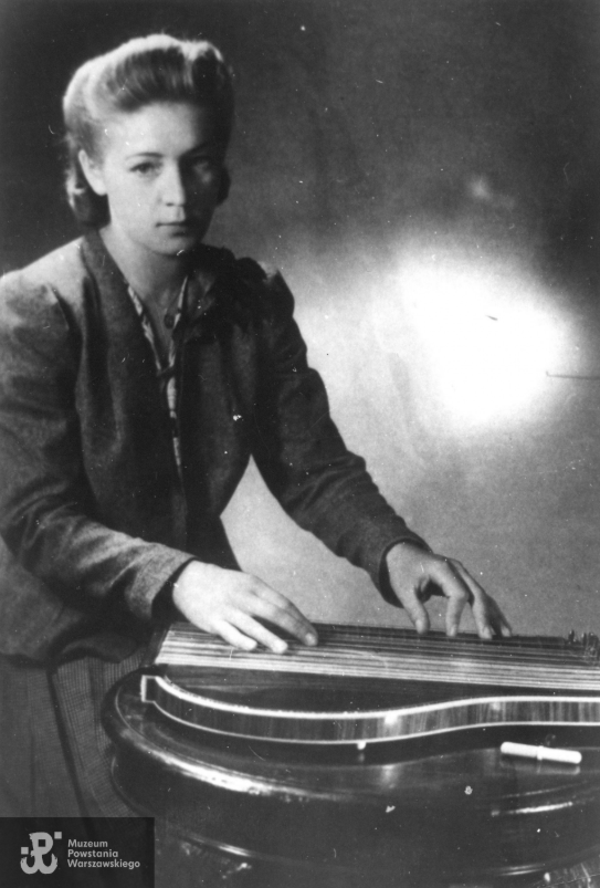 #OTD in 1944, 35-year-old messenger, Emilia Zielińska, codename "Jutrzenka" was killed during the #WarsawUprising.

She was on Mazowiecka Street with a group of soldiers from the "Harnaś" Group when they were hit with an incendiary shell filled with phosphorus. Emilia was