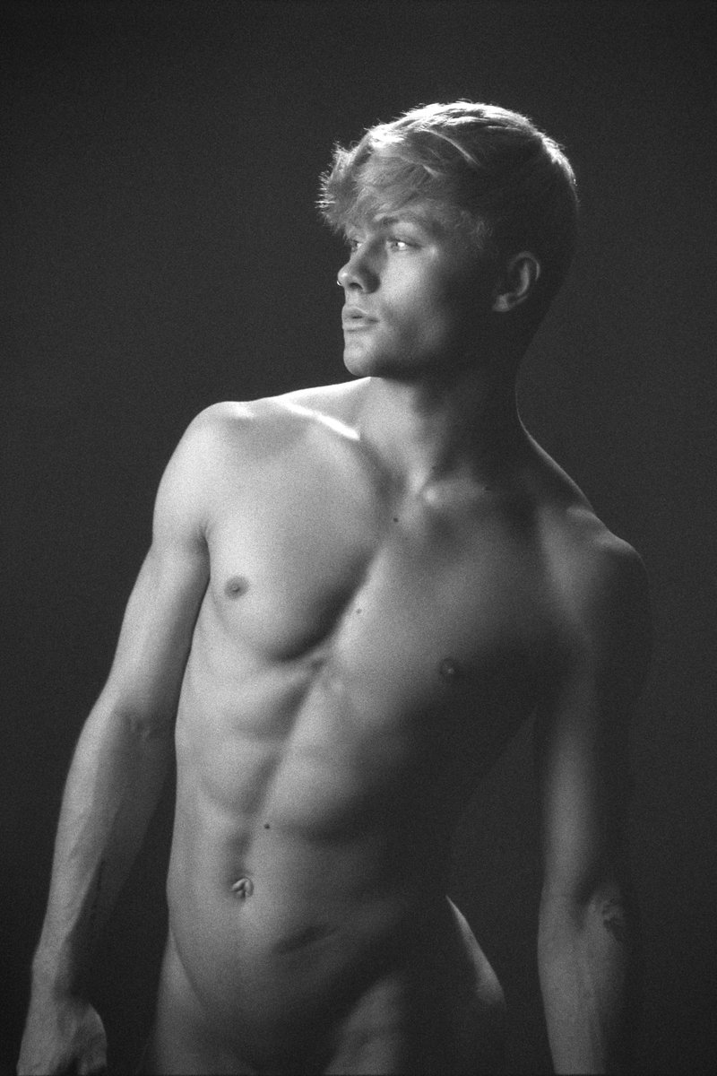 model: noah hansen
film stock: arista edu ultra 400, +1 stop