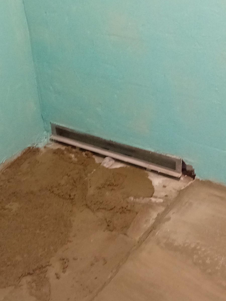 Не люблю после "-специалистов" начинать лазеньку. 
Абсолютно всё - до выебання. 
Стеновой отплыв и курва, целая стена - "ёлочка". 
Плитка 7х21 см.
Предыдущий коллега додумался в поддон уложить силикатные блоки...