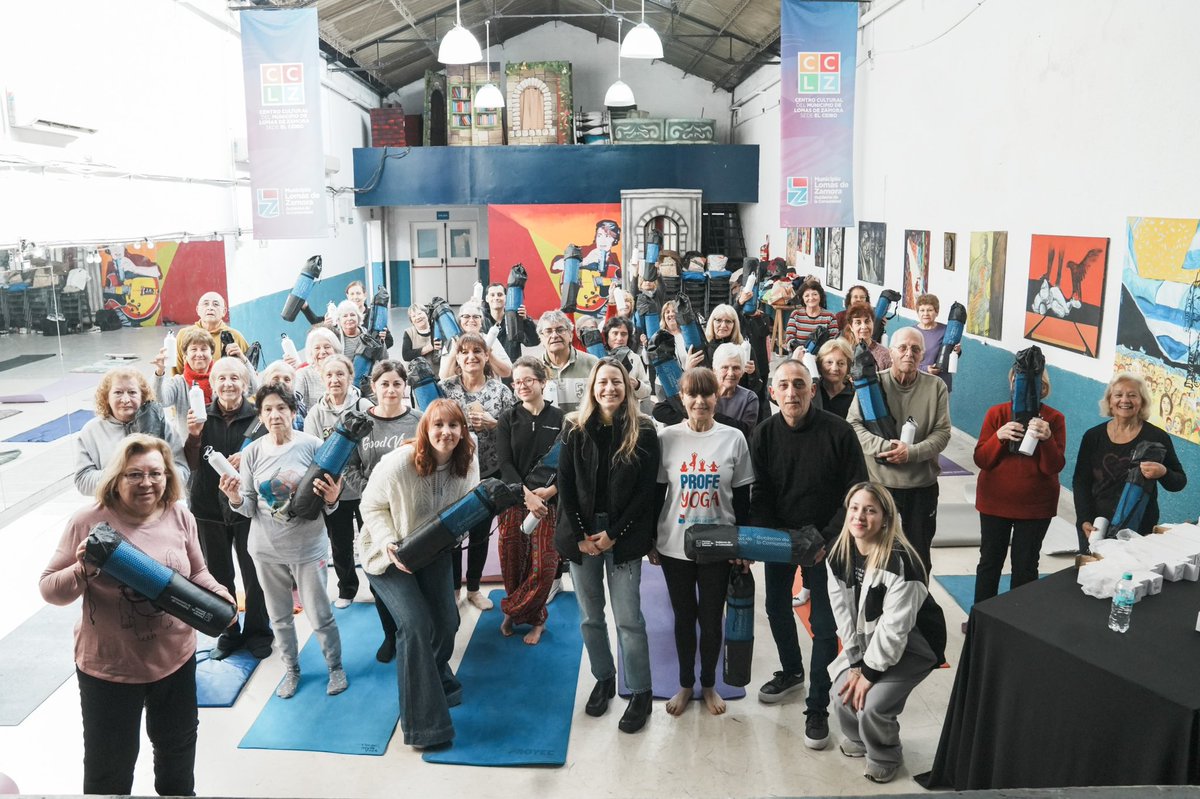 🧘🏽‍♀💙 ¡500 nuevos mats y kits para el Yoga de Lomas!

Estuve en el Centro Cultural El Ceibo, de Banfield y en el Club Cultural Piaggio, de Lomas, compartiendo con vecinas y vecinos que llenan de energía estos talleres gratuitos que ofrece el <a href="/MunicipioLdeZ/">Mun Lomas de Zamora</a>.