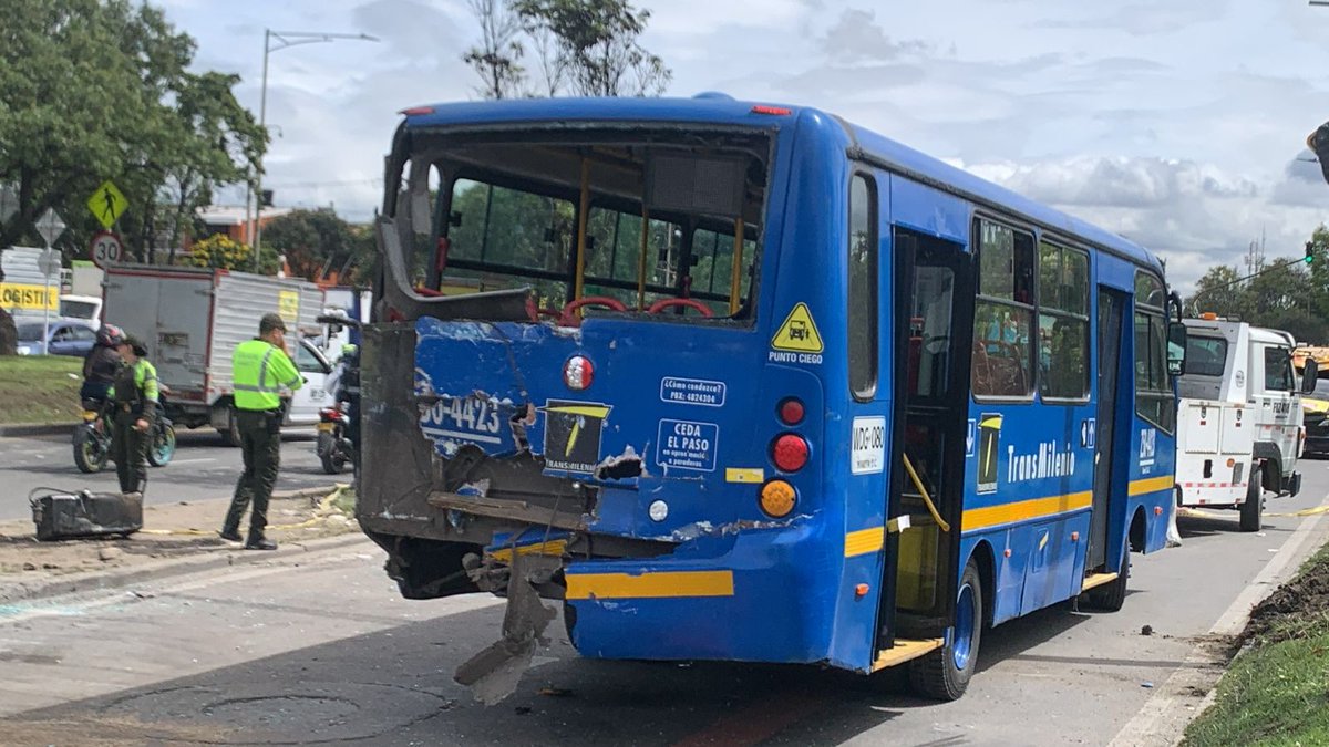 lafm's tweet photo. #Bogotá | Un choque múltiple en la Avenida Boyacá con Avenida Primero de Mayo, sentido sur‑norte, dejó 37 personas heridas. El accidente involucró dos buses del SITP, un bus intermunicipal y dos carros particulares.

⛔ La vía permanece cerrada en la zona. https://t.co/bYAUuVLQIS