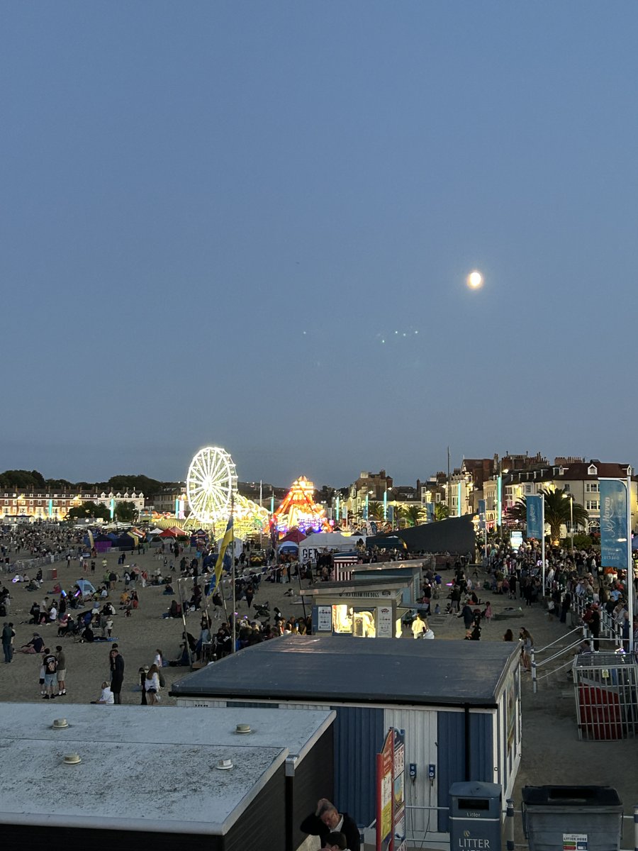 Visit__Weymouth's tweet image. 🎆  Weymouth's penultimate summer firework display is on Monday 18th August at 9.30pm. Weymouth comes alive during the firework events with a great atmosphere and colours that light up the night sky.

#WeymouthFireworks #WeymouthEvents #SummerNights #WeymouthDorset #VisitWeymouth
