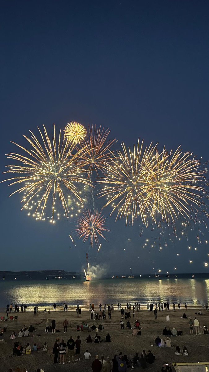 Visit__Weymouth's tweet image. 🎆  Weymouth's penultimate summer firework display is on Monday 18th August at 9.30pm. Weymouth comes alive during the firework events with a great atmosphere and colours that light up the night sky.

#WeymouthFireworks #WeymouthEvents #SummerNights #WeymouthDorset #VisitWeymouth