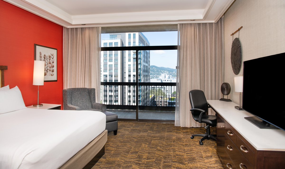 doubletreepdx's tweet image. Relaxation mode: ON. 🧖‍♀️

Celebrate #NationalRelaxationDay the DoubleTree way:
💤 Comfy rooms
🍪 Fresh-baked cookies
☀️ Lounging by the outdoor pool

Slow down, stretch out, and stay a while:
hil.tn/jua6de

#DoubleTreePDX #RelaxationDay #PortlandHotel #PortlandPoolside