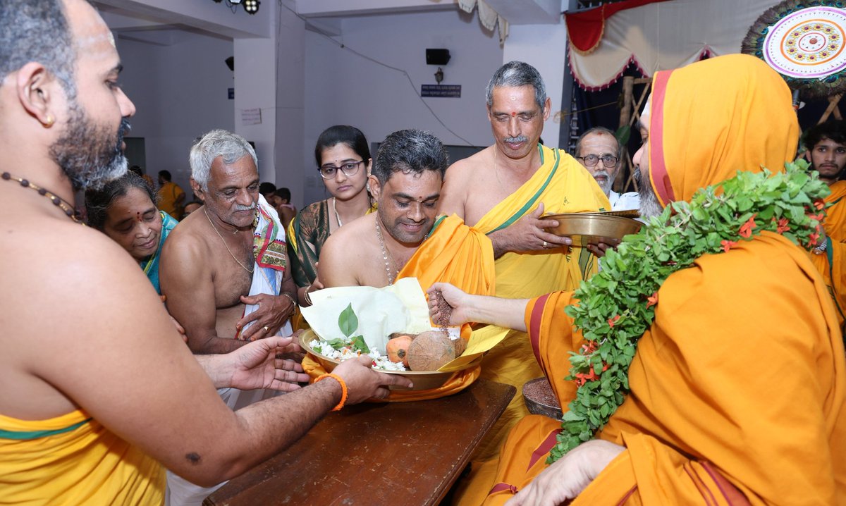 #ಸ್ವಭಾಷಾ_ಚಾತುರ್ಮಾಸ್ಯ - ದಿನ 37
ಮರೆತುಹೋದ ಮನೆಮಾತನ್ನು ಮರಳಿ ನೆನಪಿಸಿಕೊಡುವ ಮಹಾಪರ್ವ

*ಸರ್ವಸೇವೆ: ಶ್ರೀಸೇವಾಶ್ರೀ, ದಿಶಾದರ್ಶಿ ಹಾಗೂ ಜಾಲತಾಣ ಬಳಗ
*ಸ್ವರ್ಣಪಾದುಕಾ ಪೂಜೆ: ಪಟ್ಟೇಗಾರ ಸಮಾಜ

15-08-2025
ಅಶೋಕೆ, ಗೋಕರ್ಣ

#Swabhasha #Chaturmasya