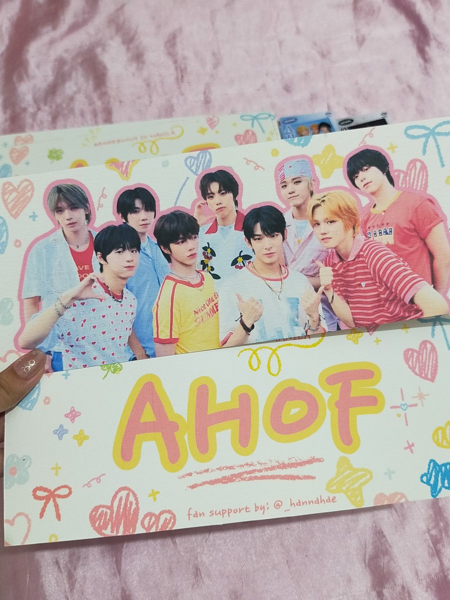 _hannahae's tweet photo. here’s an update for our freebies at #RENDEZVOUSinMANILA ^^

i decided to change the banner photo since the first one had some color issues :((

++ also made some stroberi stickers 🍓 they’re hand-cut so pasensha na if the edges aren’t super polished

hope you'll like them po >< https://t.co/h341BnCNlx