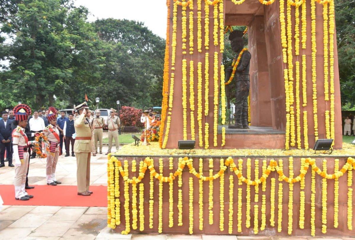 Heartfelt salute to the brave hearts who made the supreme sacrifice for the peace, security, and prosperity of Bastar. Their courage is our inspiration, their legacy our responsibility.

Jai Hind!
#IndependenceDay2025 #BastarPride #LalbaghParade #JaiHind #bastarpolice

---