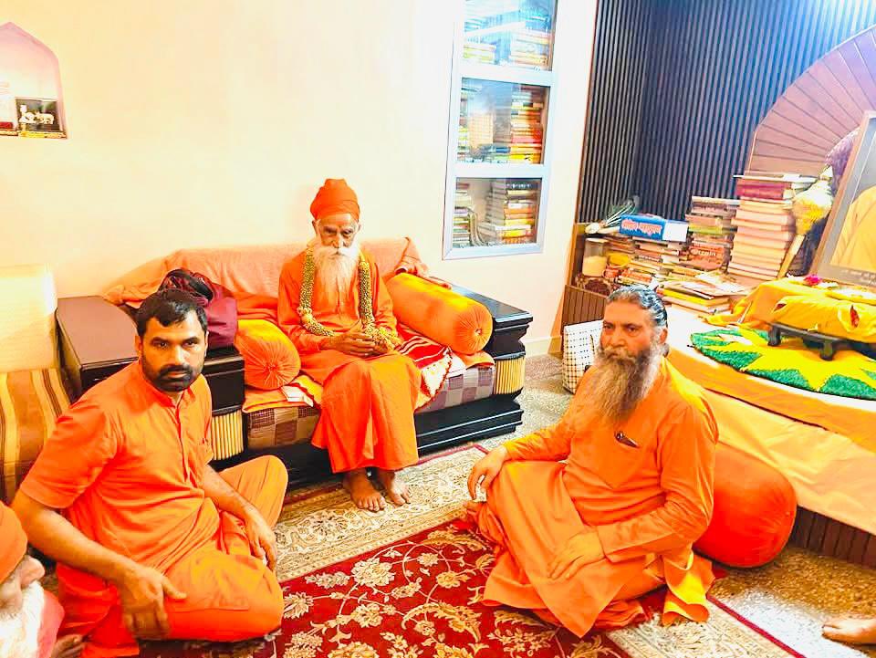 संत स्वामी राजेंद्रानंद जी हरिद्वार मानव जीवन की यात्रा को पूर्ण करके बैकुंठ धाम की ओर सीधार गए बड़े दुख के साथ कहना पड़ रहा है  ऐसे निर्मल संत कहां मिलेंगे और मानव जीवन क्षण भंगुर है पता ही नहीं चलता कि अगले क्षण में क्या होने वाला है मंगल कामनाओं के साथ ईश्वर से प्रार्थना करता