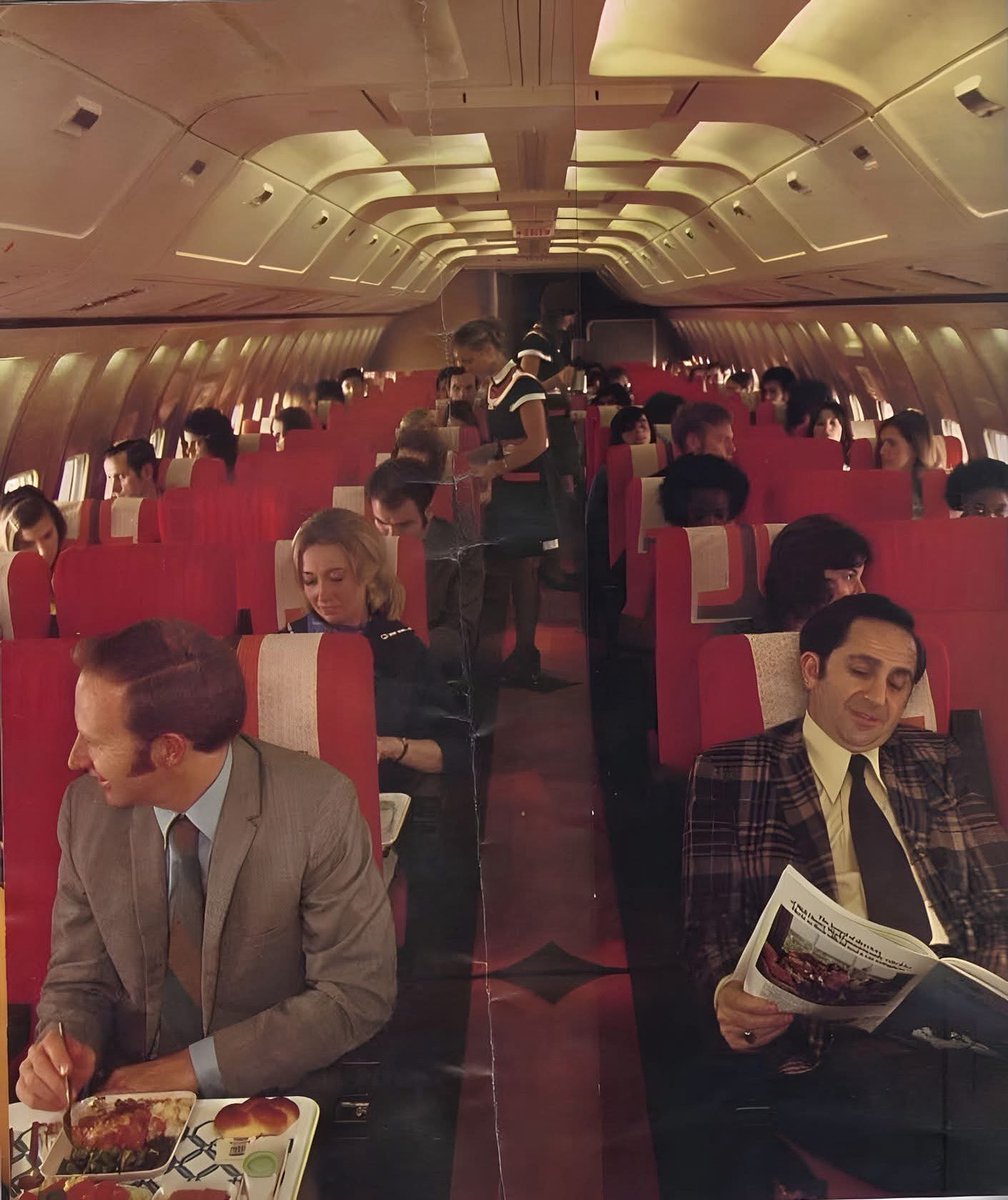 PilotFun101's tweet image. Step Inside 1970s Jet-Set Luxury: American Airlines Boeing 707B Cabin. #PilotFun101