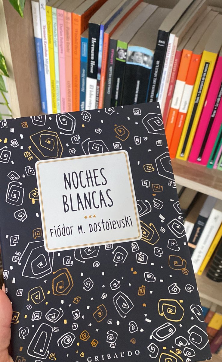 Hablando de diseño de portadas, a este parece que le han puesto un pijamita