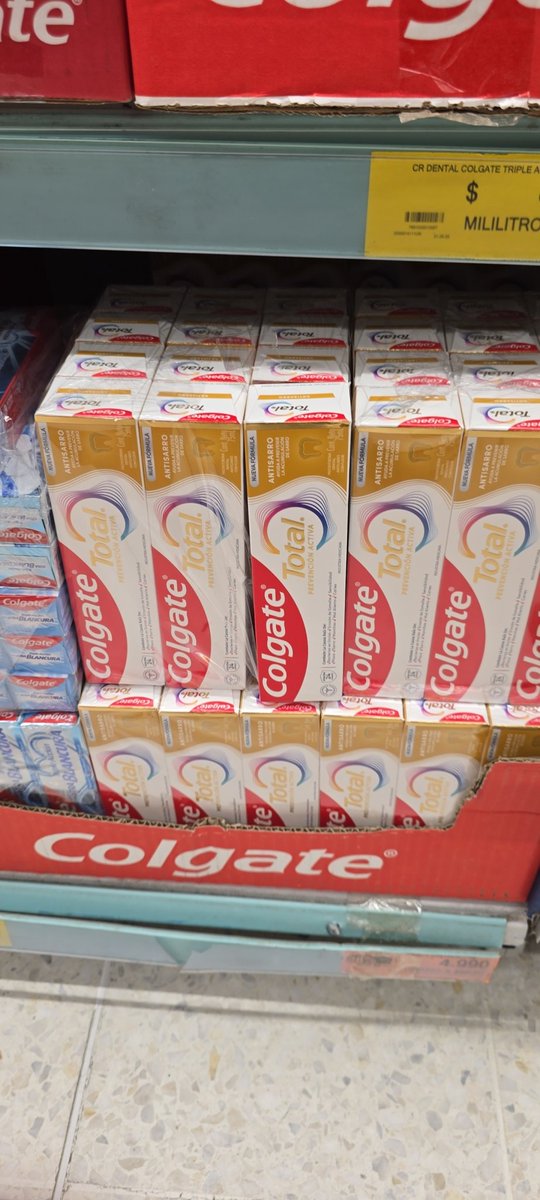 waliledesma's tweet photo. Porque en Ara siguen vendiendo este producto #colgate @invimacolombia @MinSaludCol https://t.co/7ZFlXSIB3l