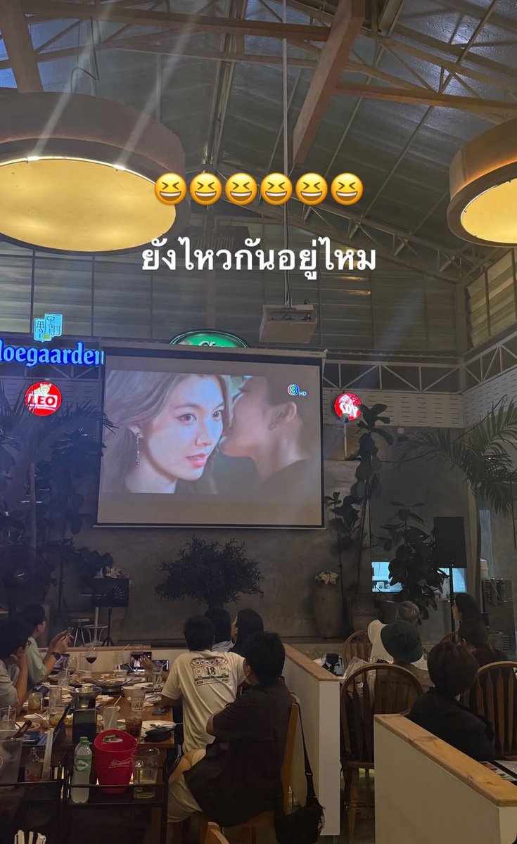 อห เพียงเธอเปิดในร้านอาหาร แล้วประเด็นคือคนหันไปดูกันหมด คนทั้งร้านเห็นหลิงออมจูบกันหมดเลย 55555555555555555555

LINGORM ONLY YOU EP5 
#เพียงเธอEP5