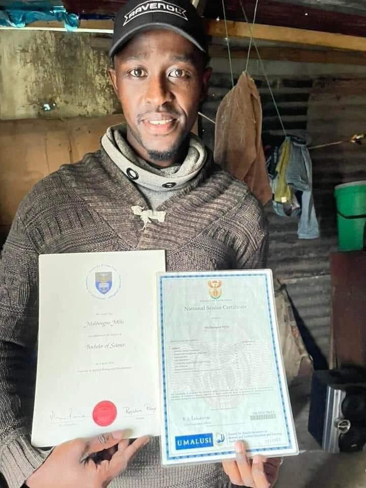 Am_Blujay's tweet image. This is Malibongwe. He graduated at UCT with a BSc in applied biology and biochemistry in 2018.

He has been unemployed since, currently living in Cape Town and he's living conditions have gotten worse. 💔His contact number is: 072 465 8775.