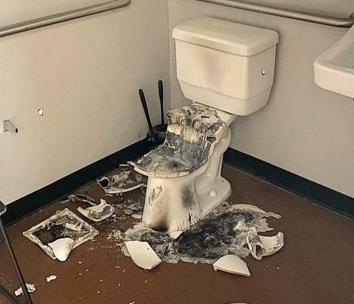 TrumpsHurricane's tweet photo. What do you think happened to this toilet ?? https://t.co/0uV81i23Ng