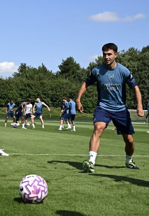 ArsenalN7's tweet photo. 🚨 Martín Zubimendi STILL hasn’t stopped smiling since joining Arsenal Football Club 😍 https://t.co/mpg8CYgNxQ