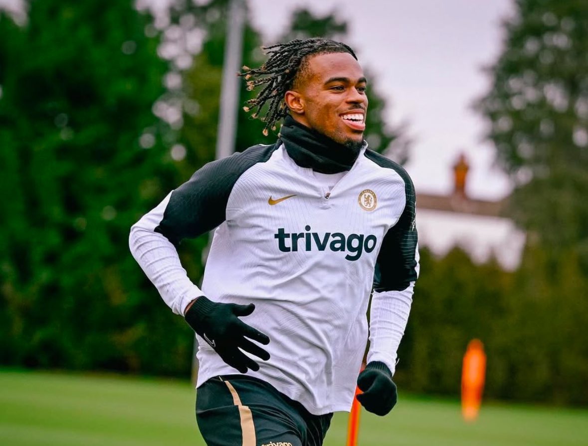 FabrizioRomano's tweet photo. 🚨⚠️ Understand Chelsea have immediately rejected Borussia Dortmund bid for Carney Chukwuemeka.

#CFC not happy at all with loan with obligation bid described as ‘insulting’ as more clubs also approached them for a permanent transfer. https://t.co/WpQhlUWVt8