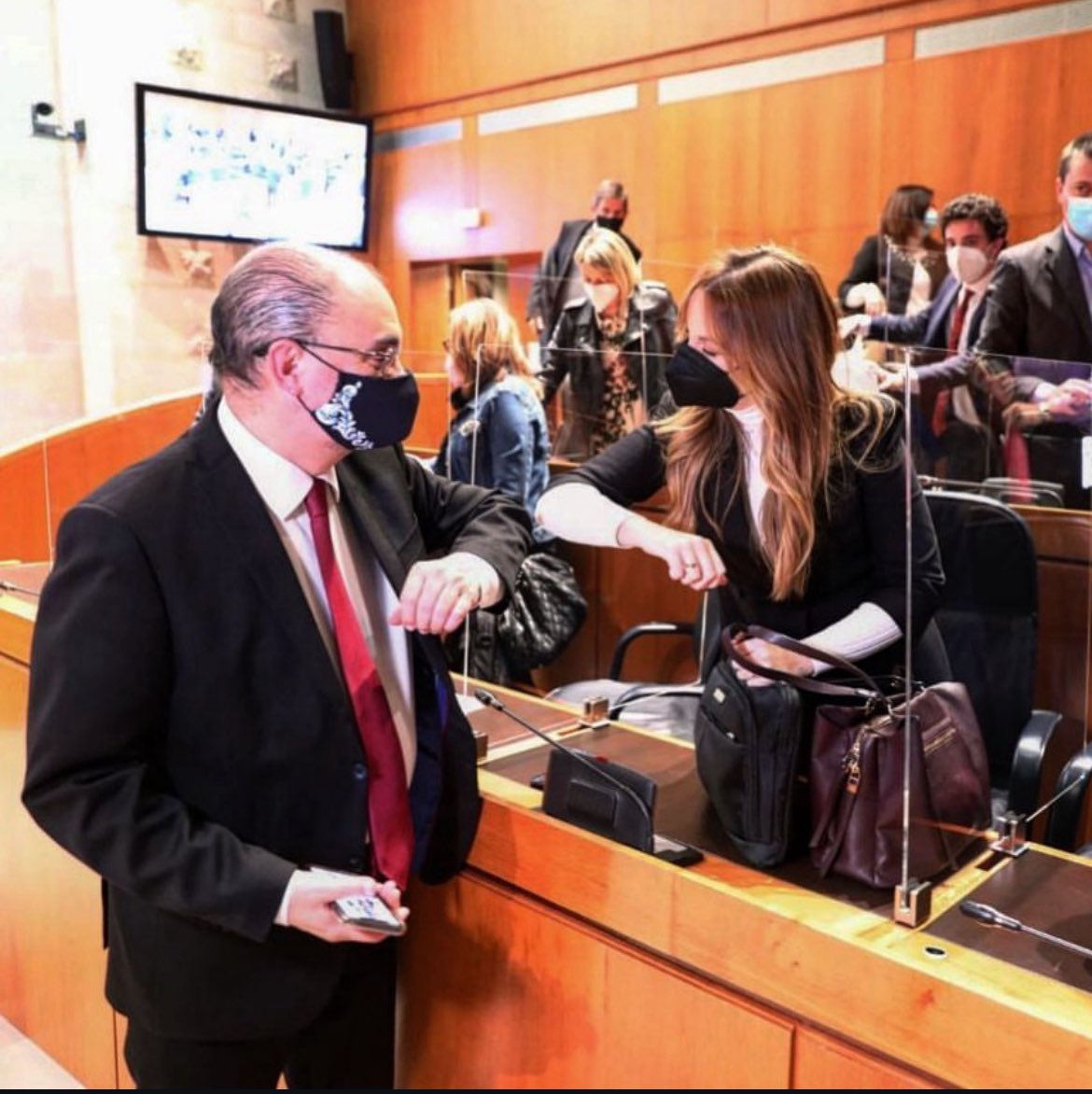 Qué difícil decirte adiós, querido Javier.

Presidente, fue un honor servir a Aragón a tu lado. Nos dejas como legado tu vocación incansable por el diálogo y el acuerdo y esa forma tan tuya de ser firme en los principios y generoso en las alianzas.

Te vamos a echar de menos.