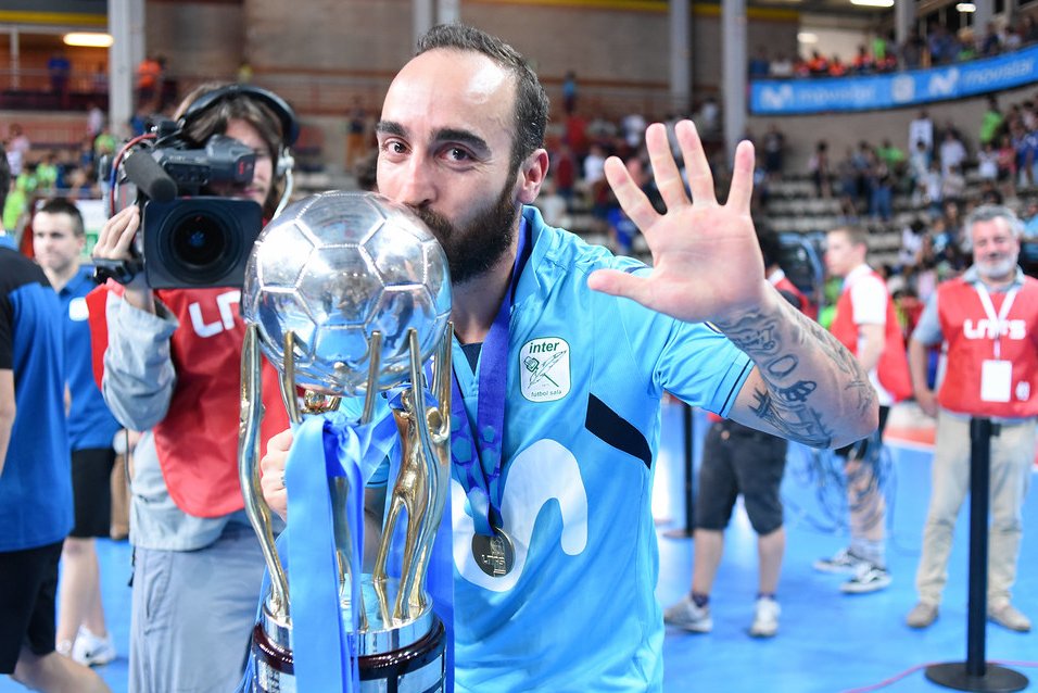 Movistar Inter FS (@intermovistar) on Twitter photo 🇵🇹 <a href="/ricardinho10ofi/">ricardinho10</a> deja el fútbol sala.
💙 El jugador portugués militó durante siete temporadas en la escuadra interista (de 2013 a 2020), logrando seis ligas, dos Champions, tres Supercopas de España, tres Copas de España y una Copa del Rey.
🏆 Además, fue nombrado cinco 🇵🇹 <a href="/ricardinho10ofi/">ricardinho10</a> deja el fútbol sala.
💙 El jugador portugués militó durante siete temporadas en la escuadra interista (de 2013 a 2020), logrando seis ligas, dos Champions, tres Supercopas de España, tres Copas de España y una Copa del Rey.
🏆 Además, fue nombrado cinco