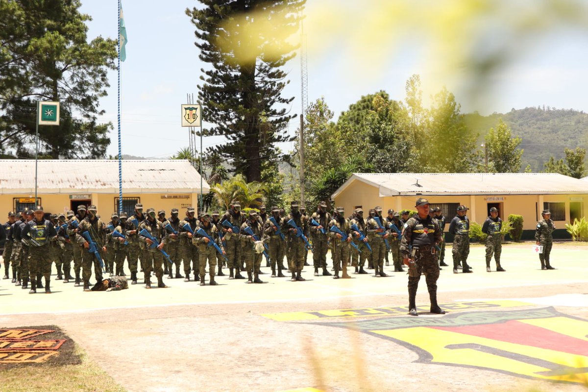 El dia de hoy se llevó a cabo la Ceremonia de Clausura del Curso de Montañés No. 15-2025, donde el Sub Teniente de Inteligencia Aérea Dennis Moisés Padilla Palma perteneciente al Comando de Apoyo al Manejo de Ecosistemas y Ambiente.