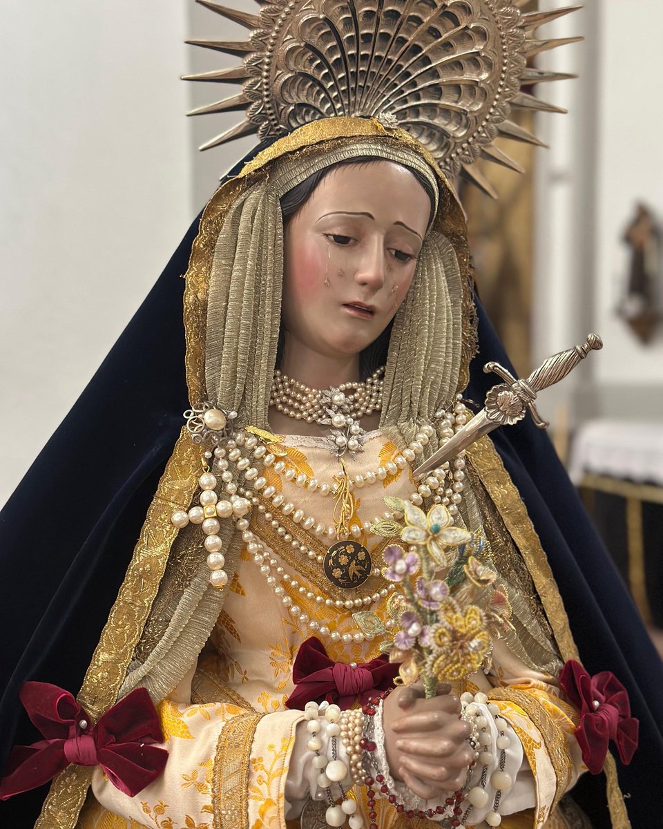 Festividad de la Asunción de la Virgen: María ha sido llevada al cielo en cuerpo y alma. Ella, que acompañó a Jesús hasta la cruz, ahora nos espera en la gloria y nos anima a seguir fieles. Es Madre y auxilio, y no deja de cuidarnos. ¡Qué esperanza tan grande! 

#CofradiasMlg