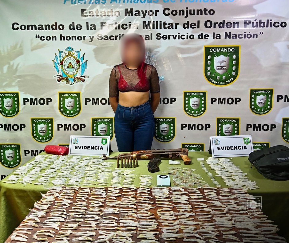 Policía Militar de Honduras (@pmophn) on Twitter photo SE CAPTURA A ALIAS "LA ROJA" DE LA BANDA LOS CHIRIZOS CON ARMA DE GUERRA Y DROGA VALORADA EN MAS DE LPS.170,000
<a href="/FFAAHN/">Fuerzas Armadas de Honduras</a> | <a href="/PMOPHN/">Policía Militar de Honduras</a> en el mercado Las Américas, lograron la aprehensión de una persona de 19 años de edad, conocida con el alias de “La Roja”, una de las principales SE CAPTURA A ALIAS "LA ROJA" DE LA BANDA LOS CHIRIZOS CON ARMA DE GUERRA Y DROGA VALORADA EN MAS DE LPS.170,000
<a href="/FFAAHN/">Fuerzas Armadas de Honduras</a> | <a href="/PMOPHN/">Policía Militar de Honduras</a> en el mercado Las Américas, lograron la aprehensión de una persona de 19 años de edad, conocida con el alias de “La Roja”, una de las principales