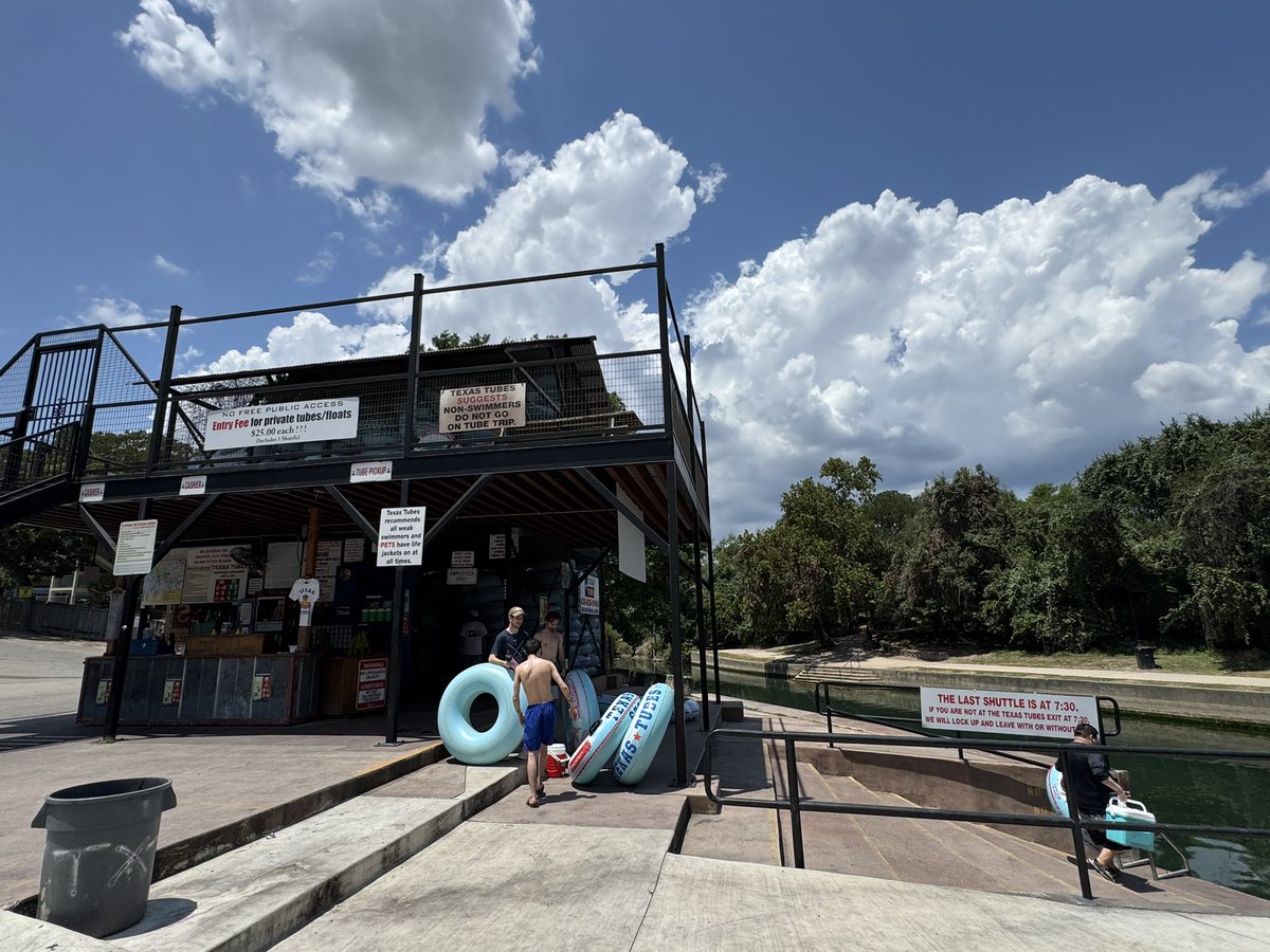 KyotoToTexasRN's tweet photo. テキサスの夏といえば浮き輪で川下り🏖
湧き水でできた水温の冷たい川に行ってきました。
#texastubes #NewBraunfels https://t.co/CM1YO48KUH