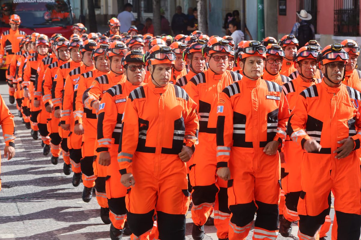 Desfile de los 74 años de Bomberos Voluntarios avanza por la 6ta. avenida con rumbo a estación central donde se realizará actos  protocolarios.