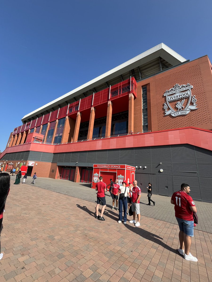 Día soleado en Anfield. No es casualidad. Hoy vuelve la Premier League.