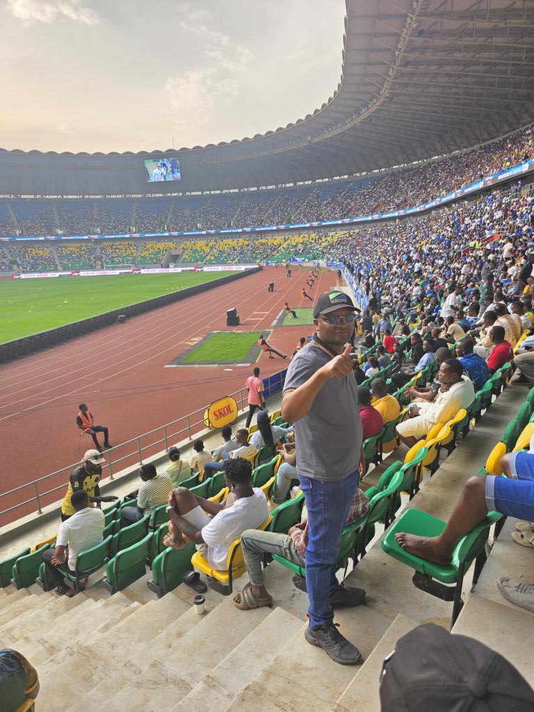 CanalMathias's tweet photo. Baada ya majukumu ya kikazi Mjini Kigali nimelazimika kuzuru katika uwanja mkubwa wa michezo nchini Rwanda wa Amahoro wenye uwezo wa kuingiza mashabiki 45,508 kwa wakati moja ili kujionea mechi ya kirafiki kati ya Young Africans dhidi ya Rayon Sports ya Rwanda. SALA na KAZI https://t.co/x5z3UnmTto