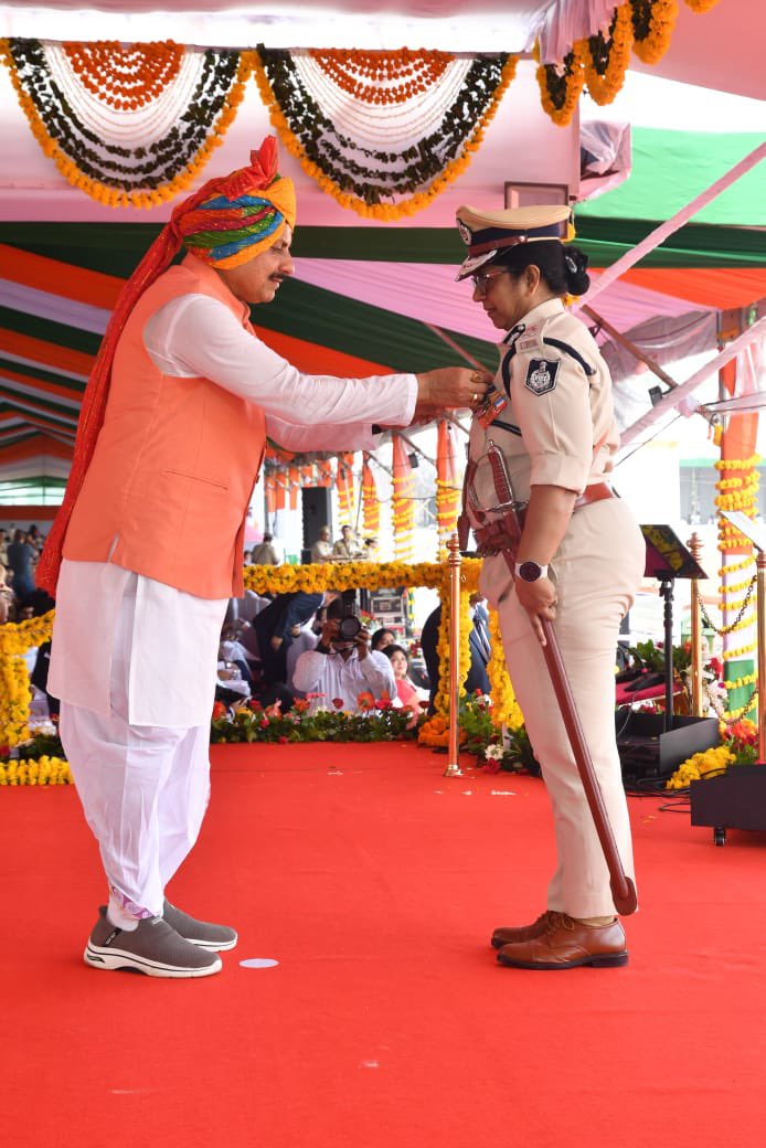 SP_Sagar (@spsagarmp) on Twitter photo ЁЯЪФрд╕рд╛рдЧрд░ рдЬреЛрди рдХрд╛ рдЧреМрд░рд╡
рдкреБрд▓рд┐рд╕ рдорд╣рд╛рдирд┐рд░реАрдХреНрд╖рдХ рд╢реНрд░реАрдорддреА рд╣рд┐рдорд╛рдиреА рдЦрдиреНрдирд╛ (IPS) рдХреЛ тАЬрд╡рд┐рд╢рд┐рд╖реНрдЯ рд╕реЗрд╡рд╛тАЭ рд╣реЗрддреБ рд░рд╛рд╖реНрдЯреНрд░рдкрддрд┐ рдкреБрд▓рд┐рд╕ рдкрджрдХ рд╕реЗ рд╕рдореНрдорд╛рдирд┐рдд рдХрд┐рдпрд╛ рдЧрдпрд╛ред
рдпрд╣ рд╕рдореНрдорд╛рди рд╕рд╛рдЧрд░ рдЬреЛрди рдкреБрд▓рд┐рд╕ рдХреЗ рд╕рдорд░реНрдкрдг, рд╕рд╛рд╣рд╕ рдФрд░ рдЬрдирд╕реЗрд╡рд╛ рдХрд╛ рдкреНрд░рддреАрдХ рд╣реИред ЁЯЗоЁЯЗ│
#PresidentPoliceMedal #MadhyaPradeshPolice #SagarPolice #PrideOfSagar #mppolice ЁЯЪФрд╕рд╛рдЧрд░ рдЬреЛрди рдХрд╛ рдЧреМрд░рд╡
рдкреБрд▓рд┐рд╕ рдорд╣рд╛рдирд┐рд░реАрдХреНрд╖рдХ рд╢реНрд░реАрдорддреА рд╣рд┐рдорд╛рдиреА рдЦрдиреНрдирд╛ (IPS) рдХреЛ тАЬрд╡рд┐рд╢рд┐рд╖реНрдЯ рд╕реЗрд╡рд╛тАЭ рд╣реЗрддреБ рд░рд╛рд╖реНрдЯреНрд░рдкрддрд┐ рдкреБрд▓рд┐рд╕ рдкрджрдХ рд╕реЗ рд╕рдореНрдорд╛рдирд┐рдд рдХрд┐рдпрд╛ рдЧрдпрд╛ред
рдпрд╣ рд╕рдореНрдорд╛рди рд╕рд╛рдЧрд░ рдЬреЛрди рдкреБрд▓рд┐рд╕ рдХреЗ рд╕рдорд░реНрдкрдг, рд╕рд╛рд╣рд╕ рдФрд░ рдЬрдирд╕реЗрд╡рд╛ рдХрд╛ рдкреНрд░рддреАрдХ рд╣реИред ЁЯЗоЁЯЗ│
#PresidentPoliceMedal #MadhyaPradeshPolice #SagarPolice #PrideOfSagar #mppolice