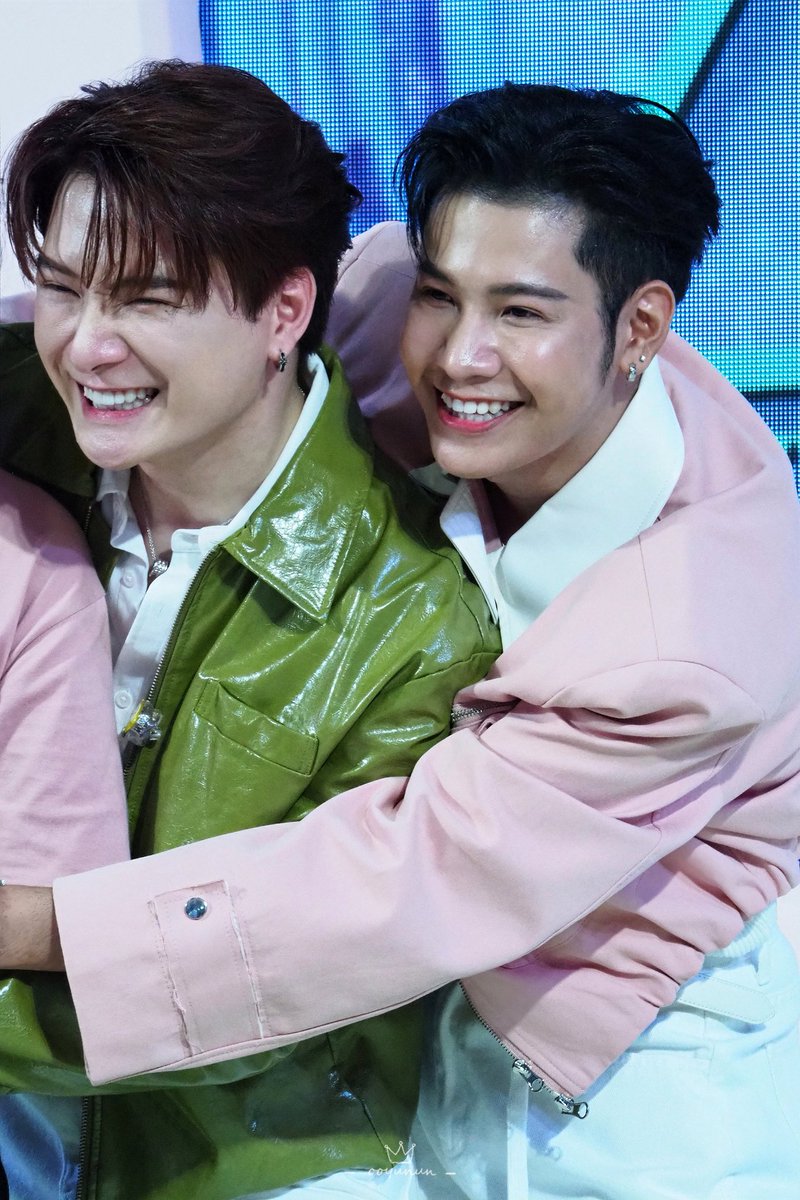 Ooyunun's tweet photo. ใครคือคนที่มีความสุขที่สุดในรูปนี้คะ
KRISTSINGTO PEARLFECT CUSHION
#3CExKristSingto 
#KristPerawat 
#SingtoPrachaya https://t.co/BPriOBt0YC