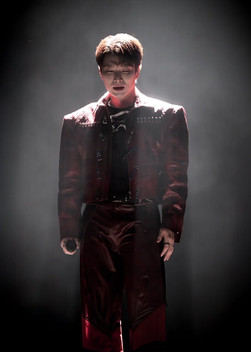 스노우 글로브 마지막 연출씬을 참 사랑하는 사람....

Don't look down if you fall

일루셔니스트 땐 끝없이 위를 바라보았는데 이번 웨이브콘에서는 툭 고개를 떨군 게....오타쿠 갬성을 건드림...