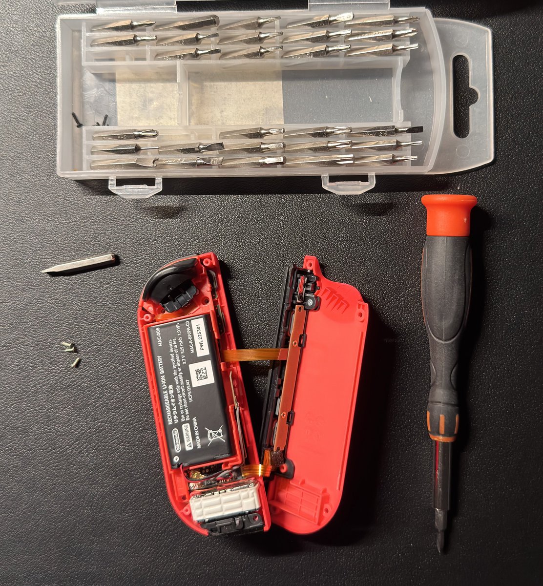 __enix__'s tweet image. 缝缝补补又三年

这次居然坏到LR排线了