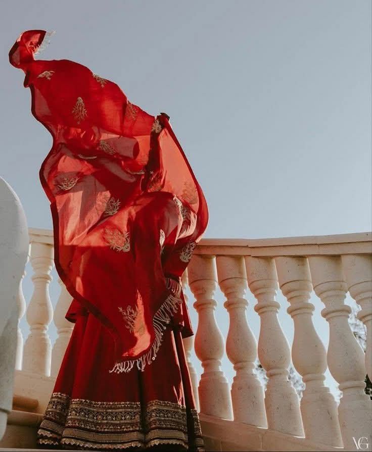 اسےکہنا کہ
بے وفائی کاکفارہ نہیں 
ہوگا 

لوٹ بھی آؤ تو دل 
__________اب تمہارا 
نہیں ہوگا

کتنی راتیں 
جاگی_______ کتنے دن 
بے چین رہے

ہم سے یہ 
حساب__________ اب 
دوبارہ نہیں ہوگا

محبتیں جو 
تھیں_____________ 
سب نثار کر دی 

ٹوٹا ہوا دل اب 
کسی_______ کاسہارا 
نہیں ہوگا