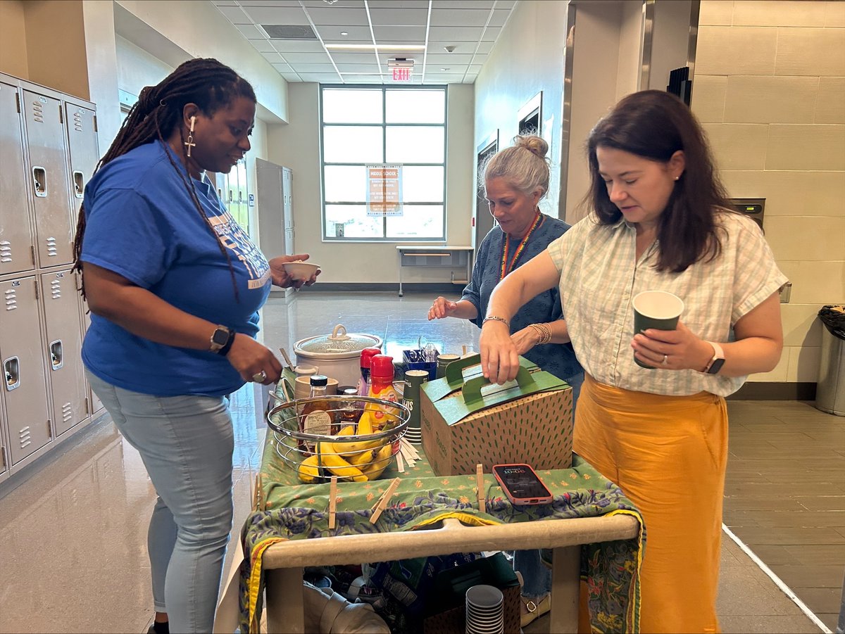 MLKRoyals's tweet photo. This morning our thoughtful PTSA ladies were Haulin' Oats around to teachers! Thank you for treating us to an oatmeal and coffee cart this morning! What a fun Friday surprise! 💙 https://t.co/DBFpnj6My0