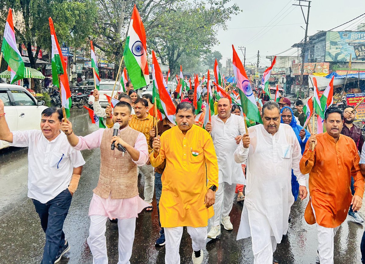 Akshaybjpuk's tweet photo. #हर_घर_तिरंगा महाभियान के तहत #विधानसभा_सहसपुर में आज श्री खाटू श्याम मंदिर, सेलाकुई राजा रोड से सोरना नदी पुल, सेलाकुई तक आयोजित भव्य "तिरंगा यात्रा" में छेत्र के लोकप्रिय विधायक माननीय श्री @sahdevpundirbjp जी, भाजपा जिला अध्यक्ष आदरणीय श्री @Meetasinghbjp जी के साथ शामिल हुआ। https://t.co/hI3PChOlsn