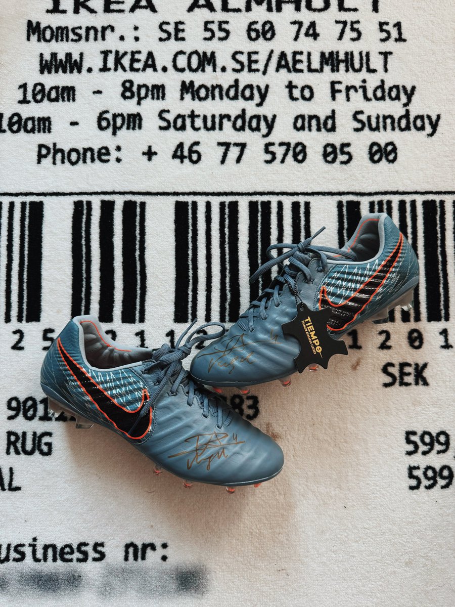 safx41's tweet photo. 🚨‼️ NEW SEASON GIVEAWAY ‼️🚨

a signed pair of nike tiempo’s by the one &amp; only virgil van dijk.

to enter, you have to do the following:

retweet, tag three friends &amp; be following me.

only european based liverpool fans are legible to win🤞🏽

i’ll pick a winner in two weeks.

🫡 https://t.co/Lx0nBVc51v