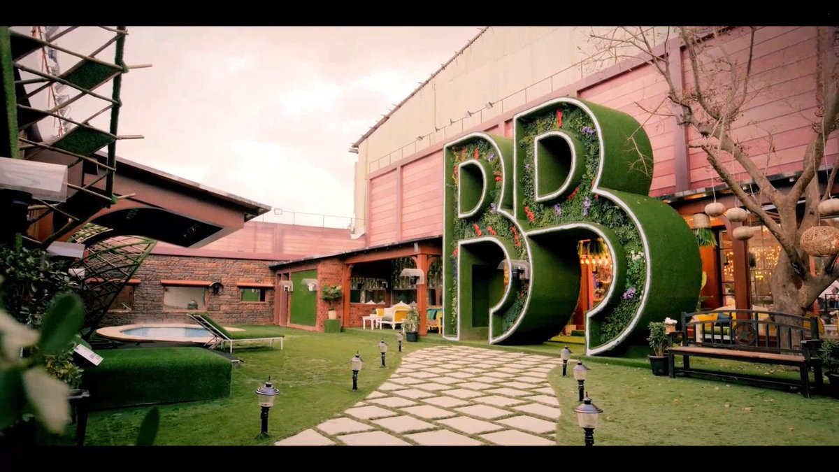 TellyFusion's tweet image. #BiggBoss13 house was the best house ever.

There was a time when Bigg Boss's house looked just like a house, bright, colorful and luxurious.

Now the house looks so dark and very congested, a lot of elements are added because of the theme.

#BiggBoss19 #BB19 @OmungKumar…