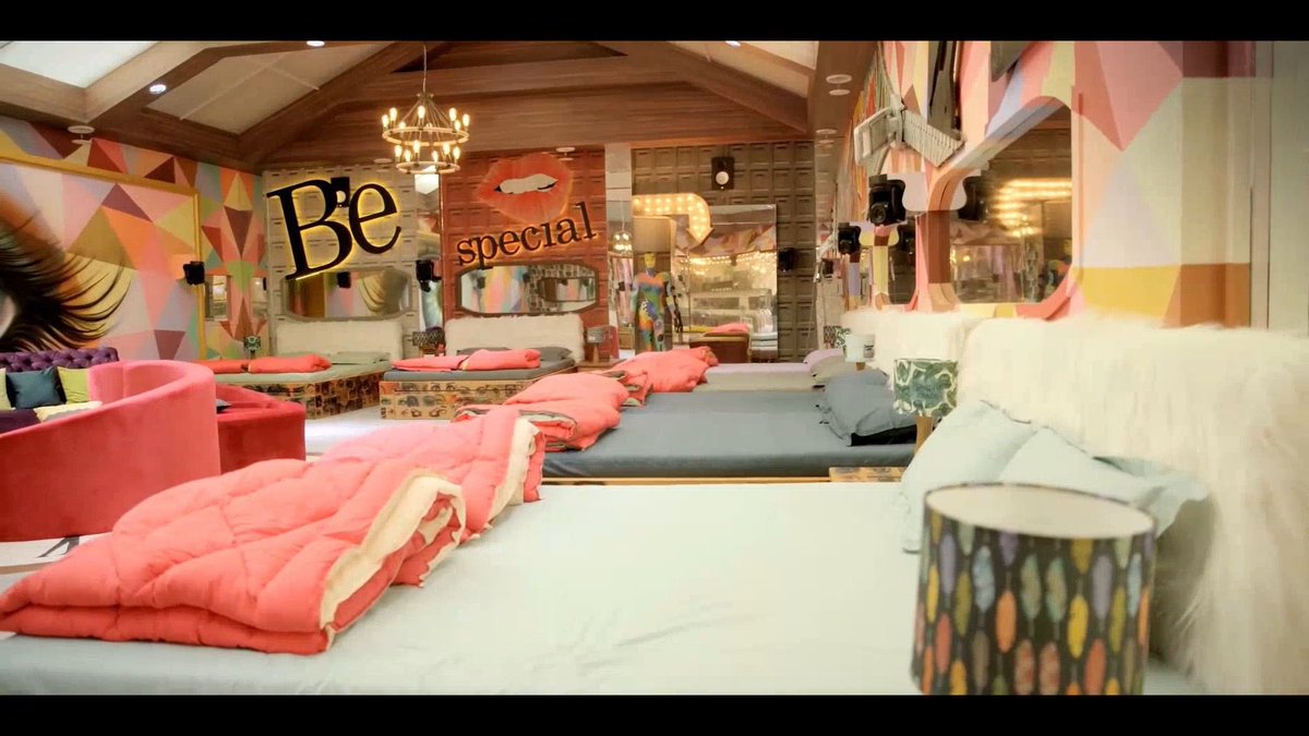 TellyFusion's tweet image. #BiggBoss13 house was the best house ever.

There was a time when Bigg Boss's house looked just like a house, bright, colorful and luxurious.

Now the house looks so dark and very congested, a lot of elements are added because of the theme.

#BiggBoss19 #BB19 @OmungKumar…