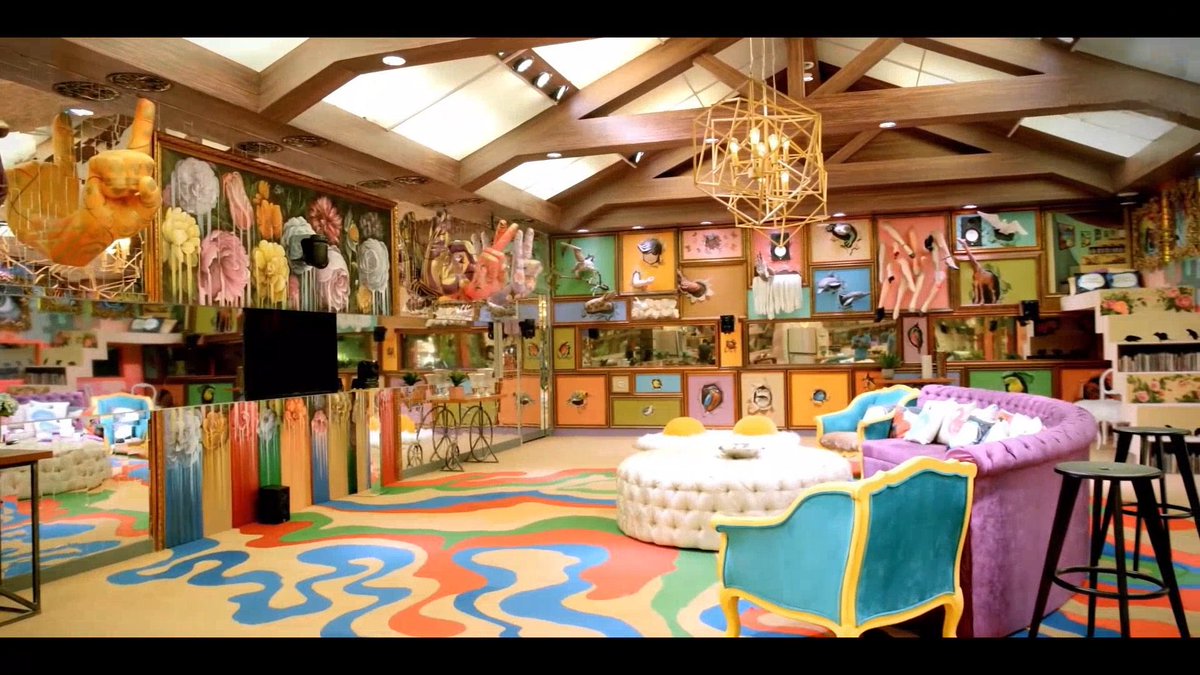 TellyFusion's tweet image. #BiggBoss13 house was the best house ever.

There was a time when Bigg Boss's house looked just like a house, bright, colorful and luxurious.

Now the house looks so dark and very congested, a lot of elements are added because of the theme.

#BiggBoss19 #BB19 @OmungKumar…