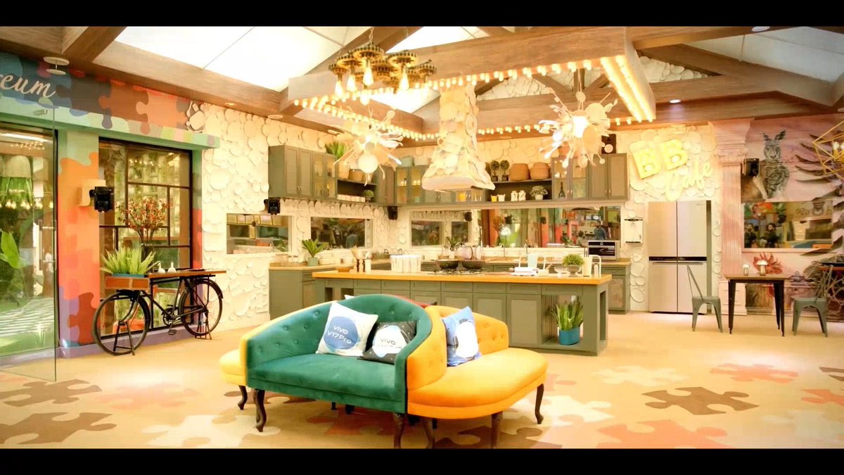 TellyFusion's tweet image. #BiggBoss13 house was the best house ever.

There was a time when Bigg Boss's house looked just like a house, bright, colorful and luxurious.

Now the house looks so dark and very congested, a lot of elements are added because of the theme.

#BiggBoss19 #BB19 @OmungKumar…