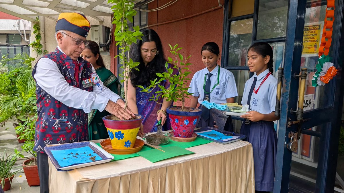 Happy Independence Day to all of us. 
From being a colony to developing nation &amp; onto viksit bharat. I'm glad to be living in the Amrit Kaal of Bharat. 

#HappyIndependenceDay
Jai Hind 
Jai Bharat 
🇮🇳
facebook.com/share/p/1Fka2h…