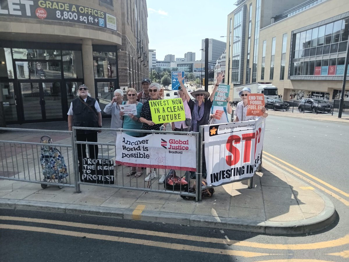 FossilFreeWYPF's tweet image. Vigil 193 at @WYPF_LGPS saying DIVEST!  &apos;Oil companies are no longer growth plays. That’s not alarmism. It’s the new market reality.  Mark Campanale shares blunt evidence #FossilFuel giants r shrinking. Not bcoz they want to. Bcoz the clean energy future&apos;s moving on without them!