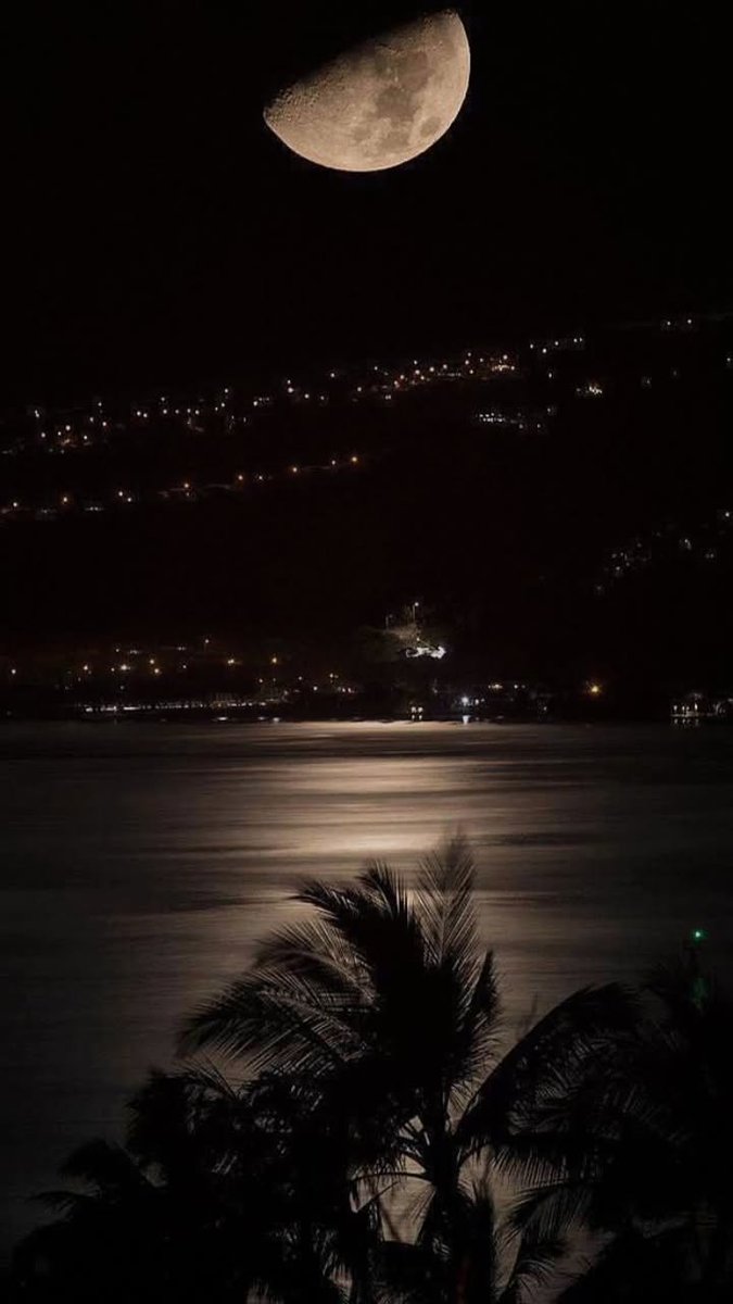 Tahniyatmehdi14's tweet image. Moonlit whispers over a sleepy shore 🌙✨ 
#NightMagic #MoonVibes #OceanGlow #PhotographyIsArt