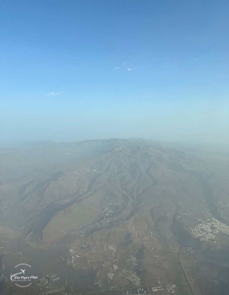 This is how calima complicates taking pictures… Any idea what’s hidden behind the ‘dust curtain? 😁 Little help: the island is Gran Canaria 🙃 #grancanaria #calima #weather #canaries #canaryislands #avgeek #sky #summer